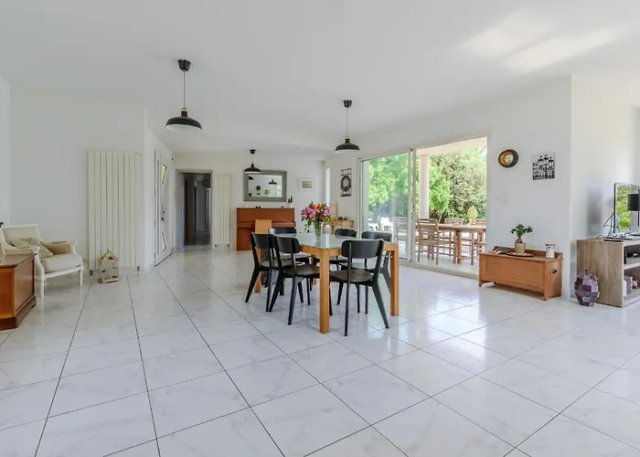 Ferienhaus 3 Bedroom Gorgeous In Garrigues (Herault)